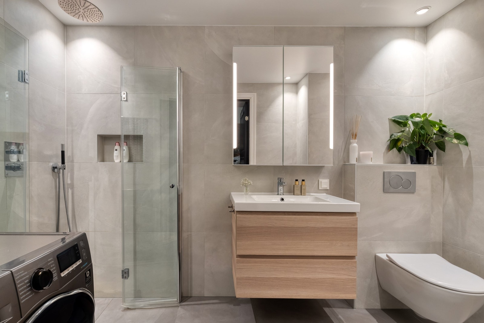 Pent flislagt bad fra 2018 med varmekabler i gulvet. Galleribilde