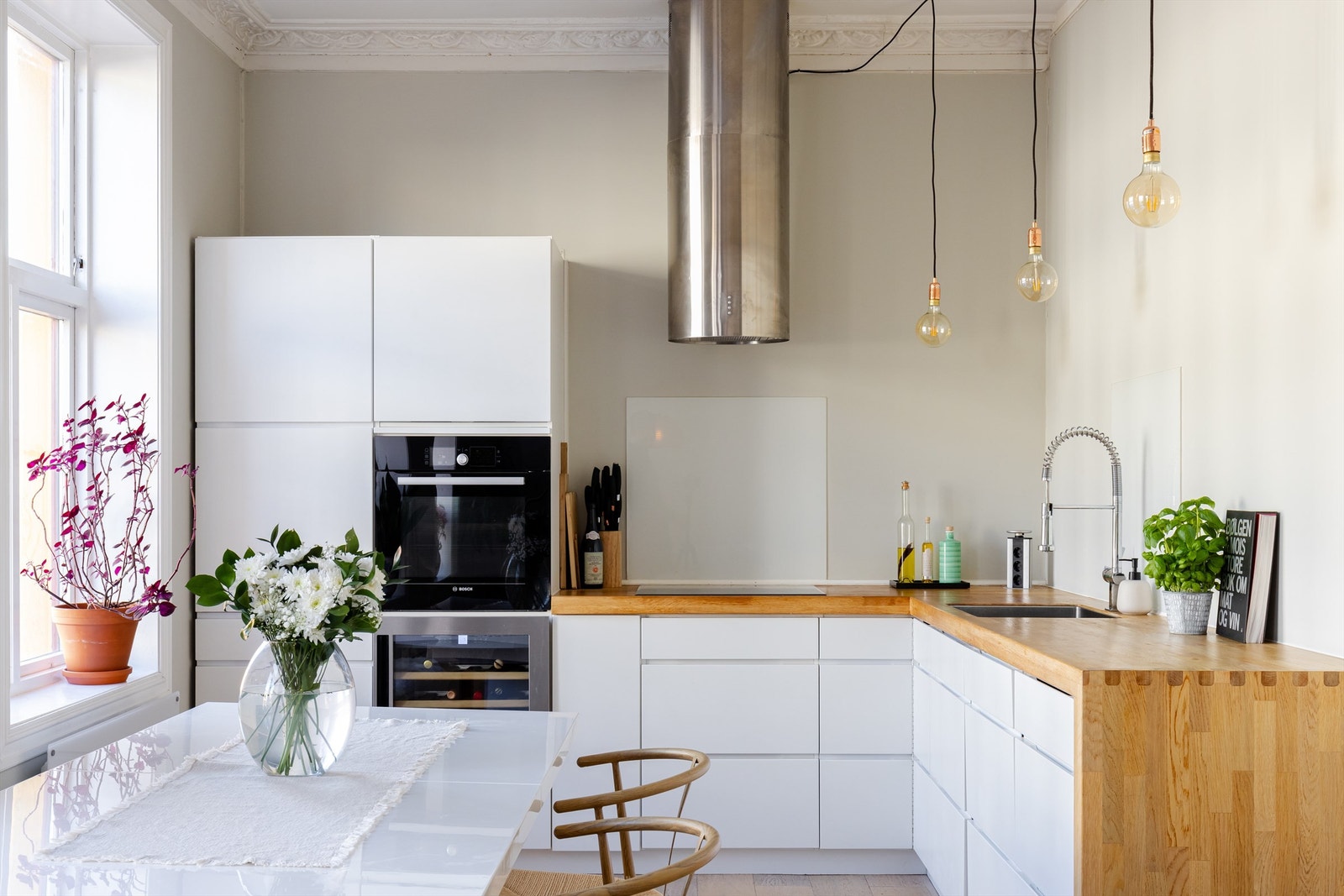 Delikat og innholdsrik kjøkkeninnredning fra 2014 med en fin kombinasjon av skap- og benkeplass. Galleribilde