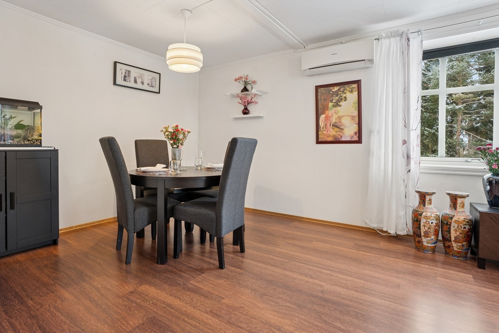 Spisestuen er en naturlig del av oppholdsrommet, med plass til hyggelige måltider. Galleribilde