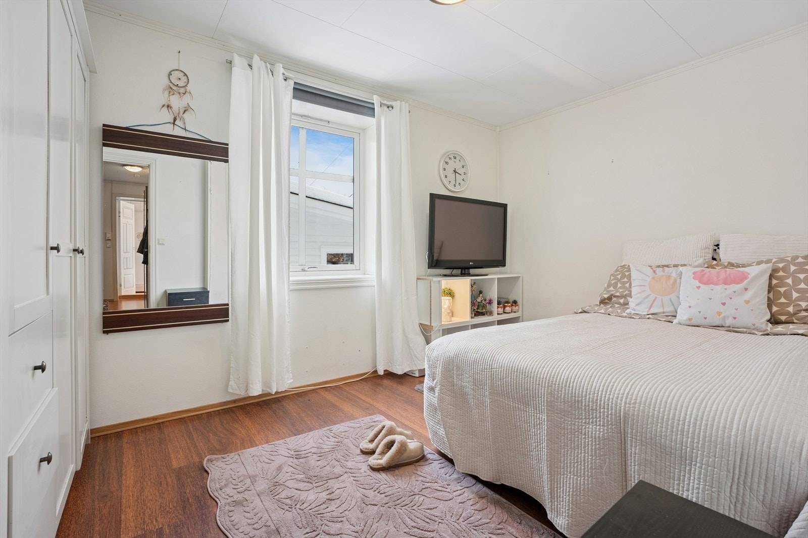 Hovedsoverommet har god plass til dobbeltseng og garderobeløsning. Galleribilde