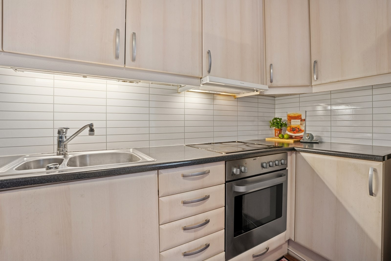 Det er avsatt plass til integrert komfyr og steketopp, og kjøkkenviften har avtrekk ut. Galleribilde