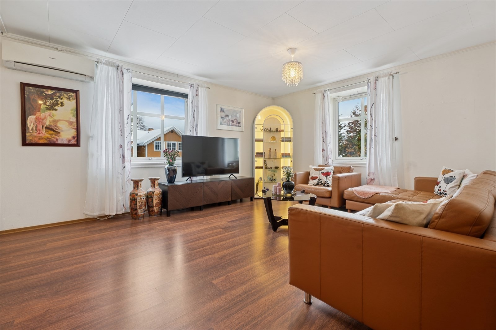 Gjennomgående laminat på gulv i oppholdsrom gir et helhetlig inntrykk. Galleribilde