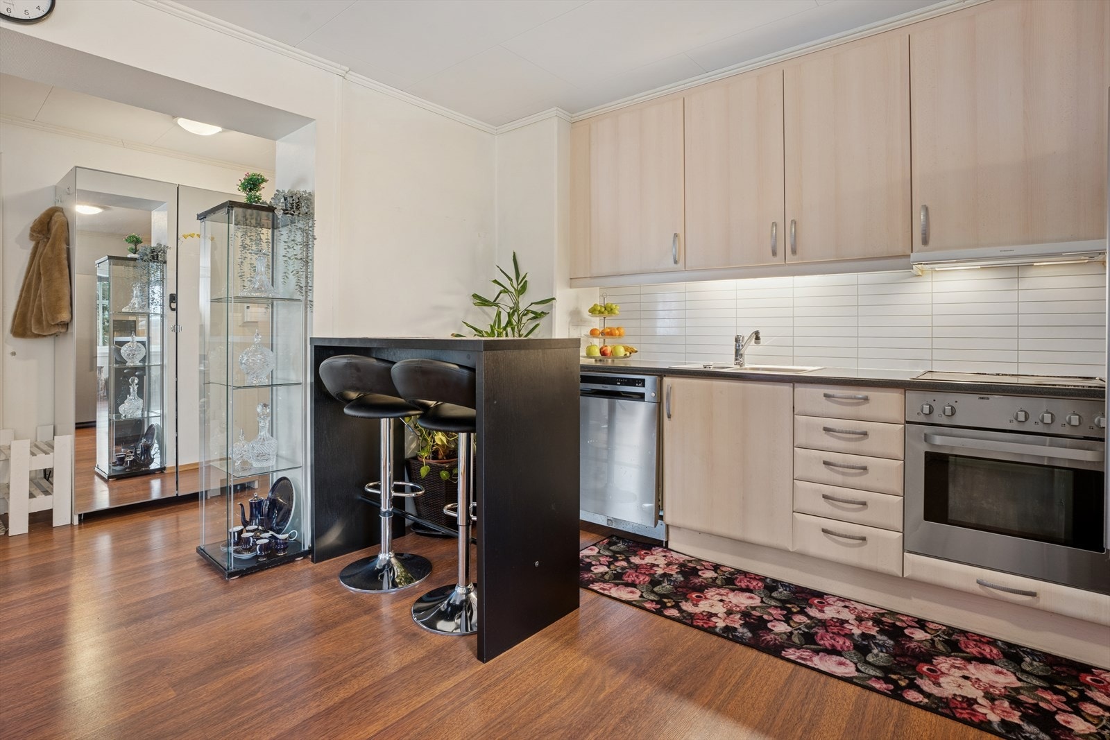 Kjøkkenet har en praktisk barløsning som gir ekstra sitteplasser og arbeidsflate. Galleribilde