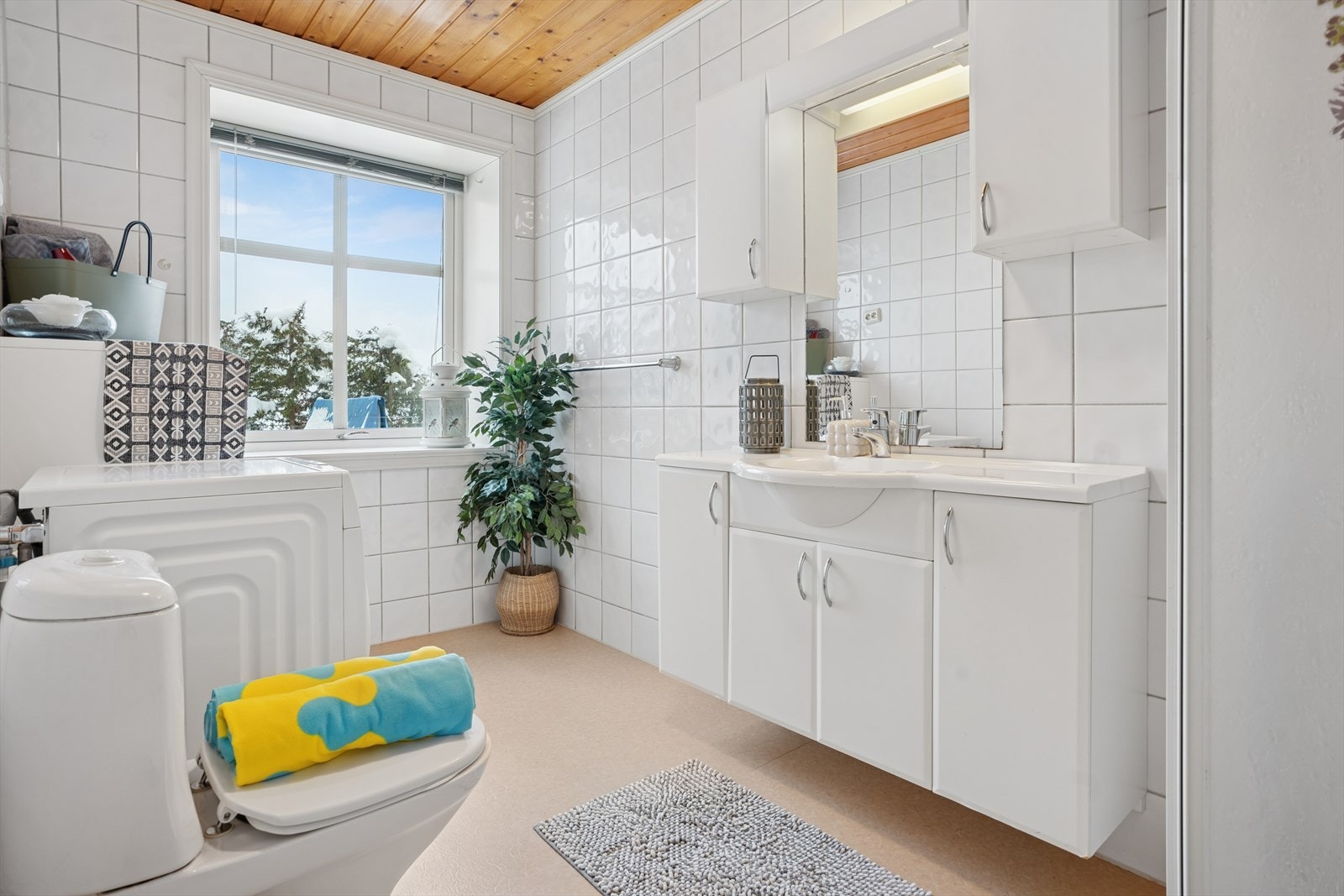 Her er det opplegg for vaskemaskin og varme i gulvet for økt komfort. Galleribilde