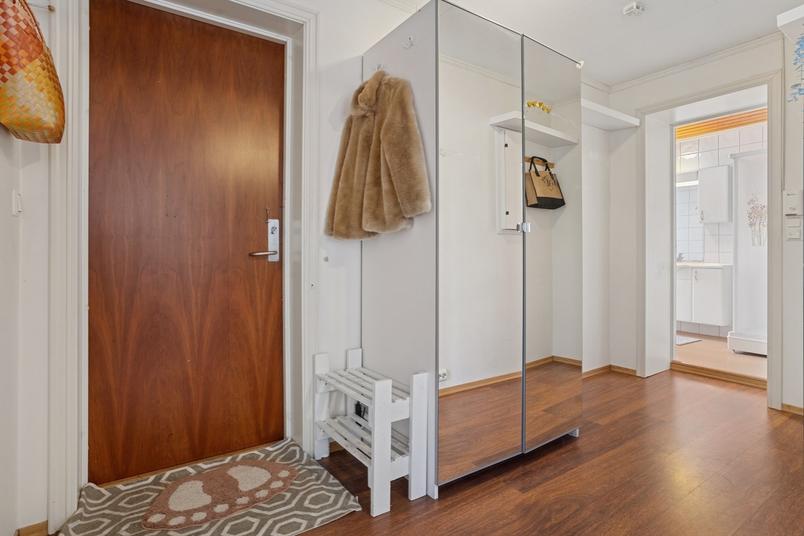 Inngangspartiet har plass til oppbevaring av yttertøy og er utstyrt med en ytterdør med brann- og lydmotstand. Galleribilde