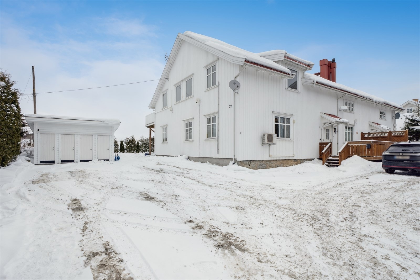 Eiendommen ligger på en flat, felles eiet tomt på 1 017 m² med gruset gårdsplass. Galleribilde