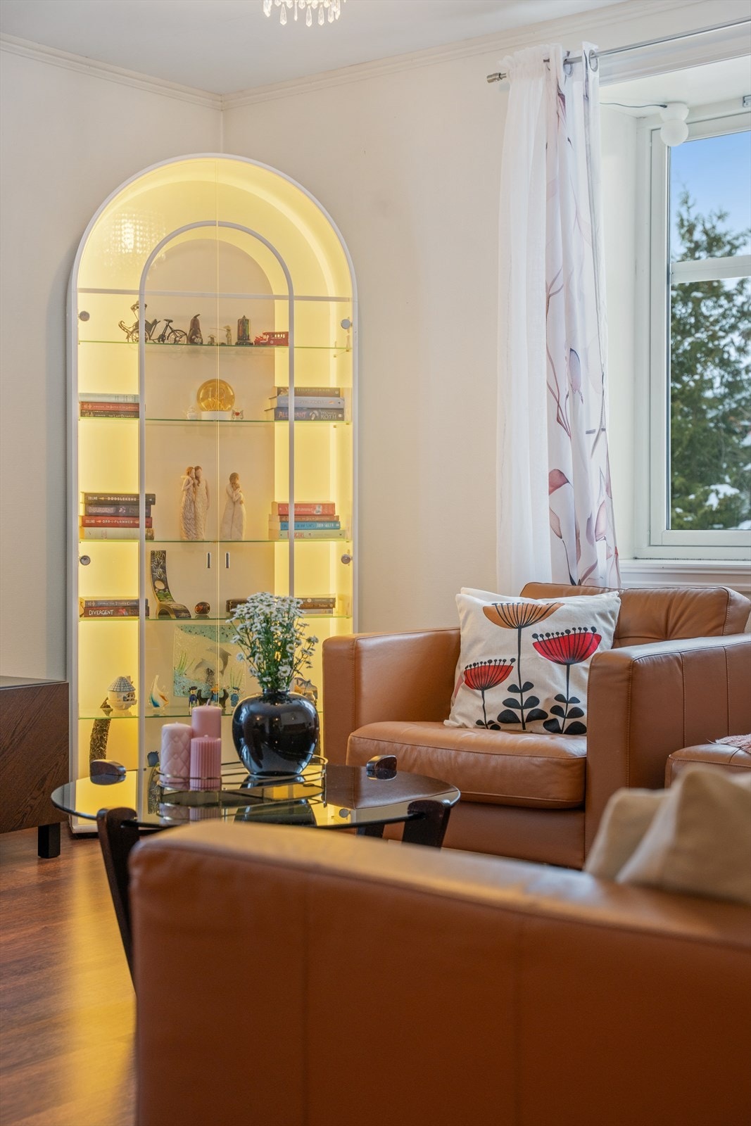 Vinduene i tre med 2-lags isolerglass slipper inn dagslys i stuen. Galleribilde