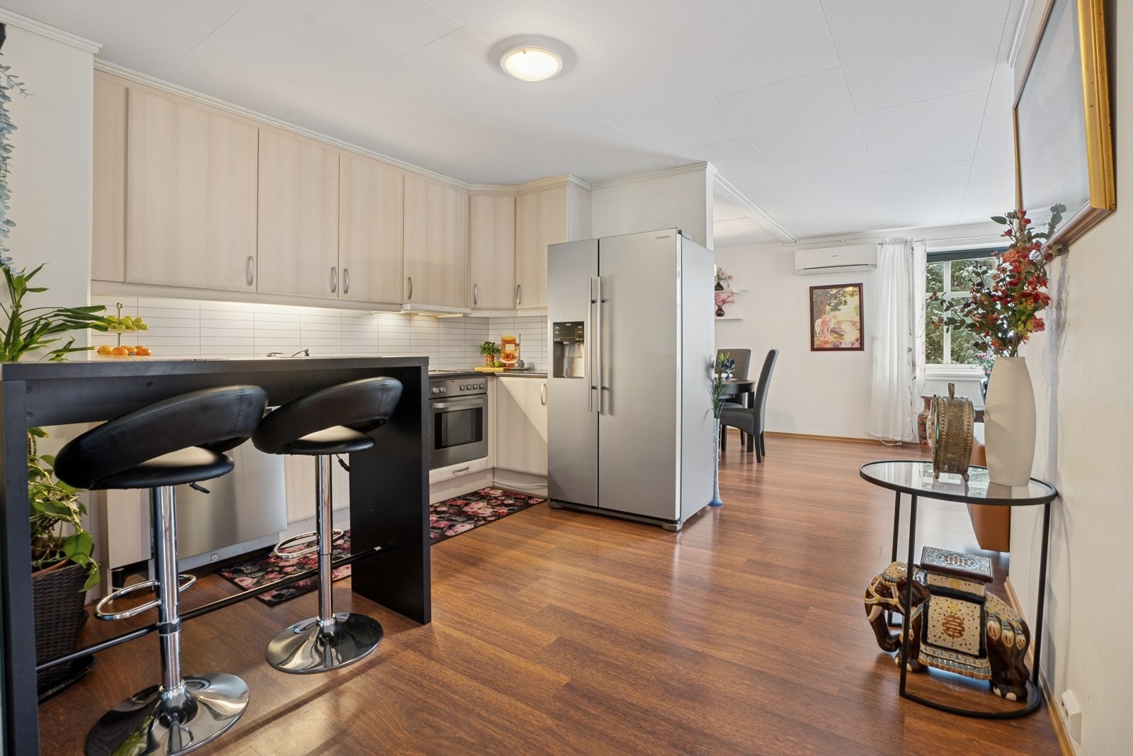 Leiligheten har en åpen løsning mellom stue og kjøkken, som skaper en sosial og luftig atmosfære. Galleribilde