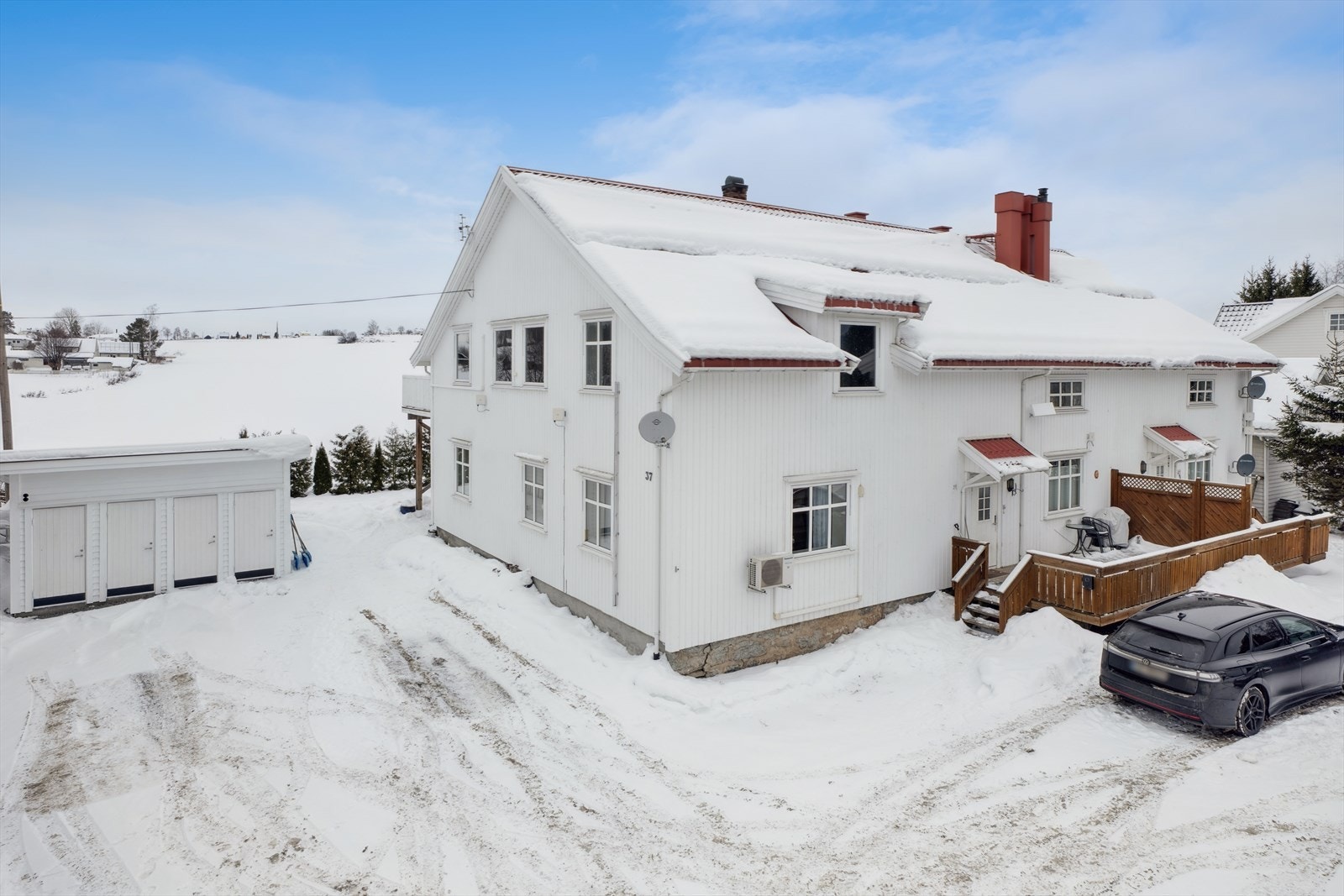 Bygningen fra 1900 har en klassisk stil med stående trekledning og ble ombygget til leiligheter i 2009. Galleribilde