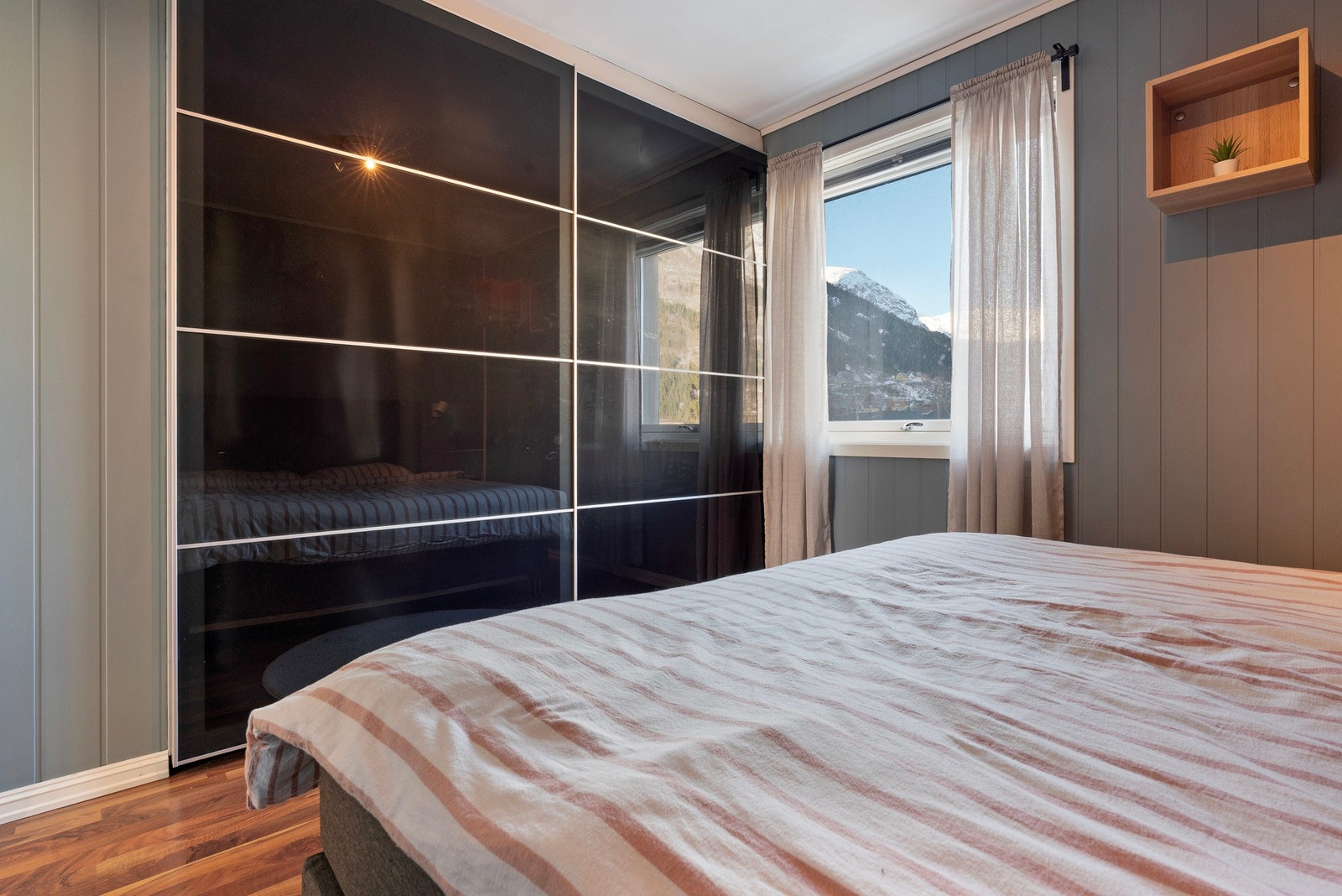 Soverom med plassbygd garderobeskap - god oppbevaring Galleribilde