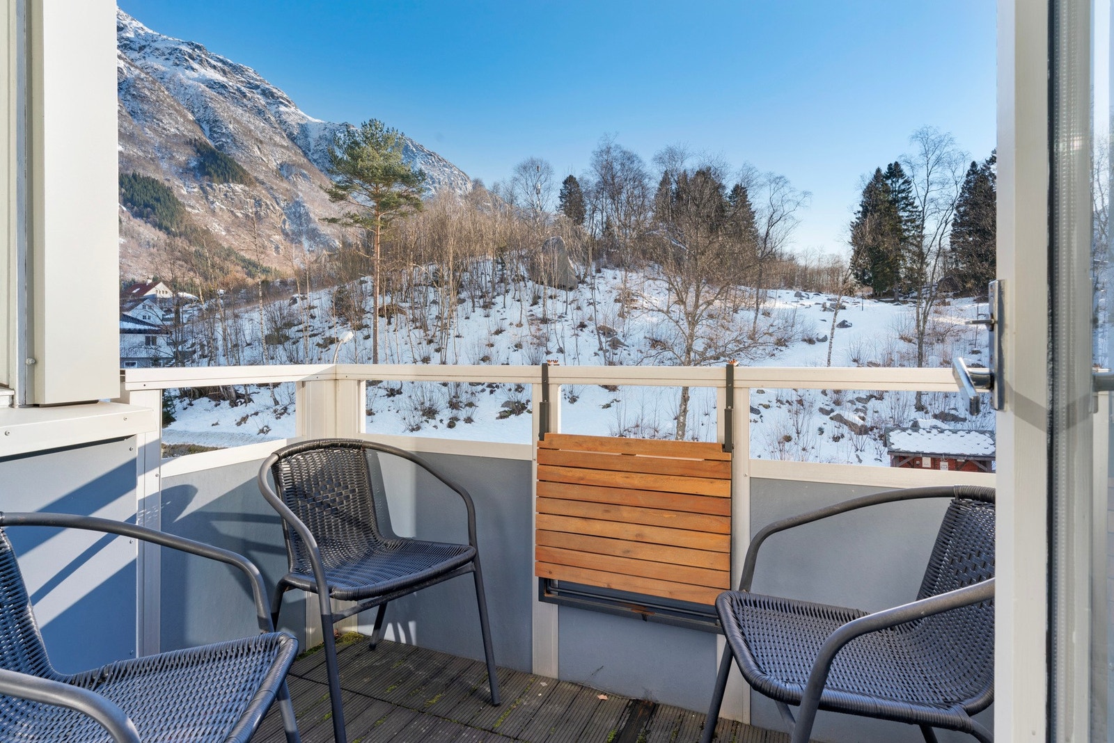 Balkong som forlenger stuen i sesongen Galleribilde