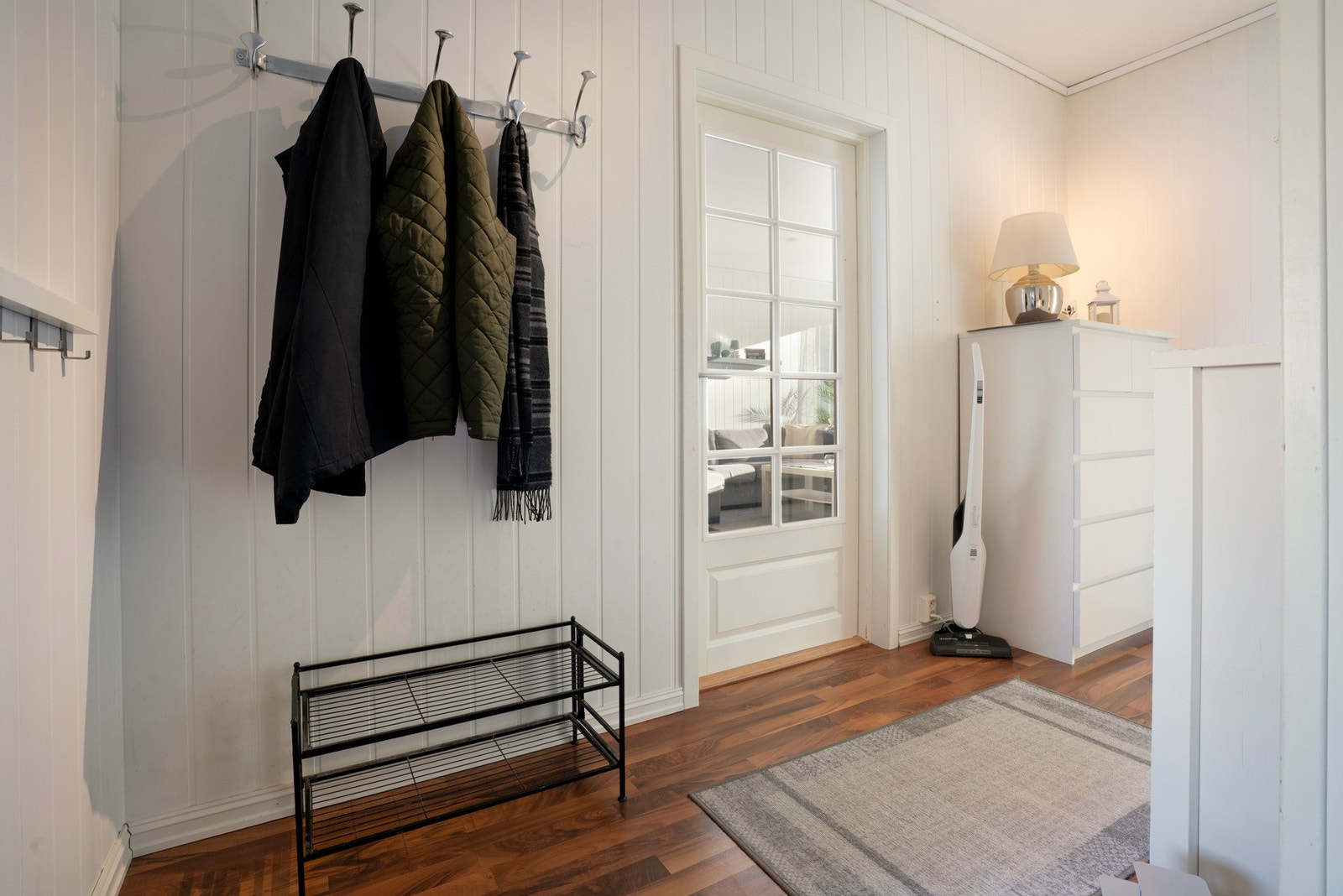 Lun første møte med boligen - lyse flater og ryddig planløsning Galleribilde