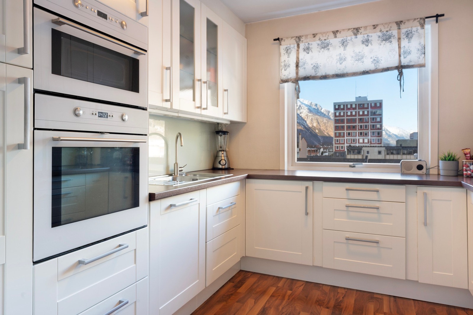 Arbeidsvennlig kjøkken med god oppbevaring og funksjonell løsning Galleribilde