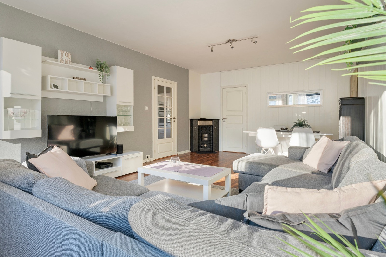 Sosial stue med peisovn som skaper ekstra hygge Galleribilde