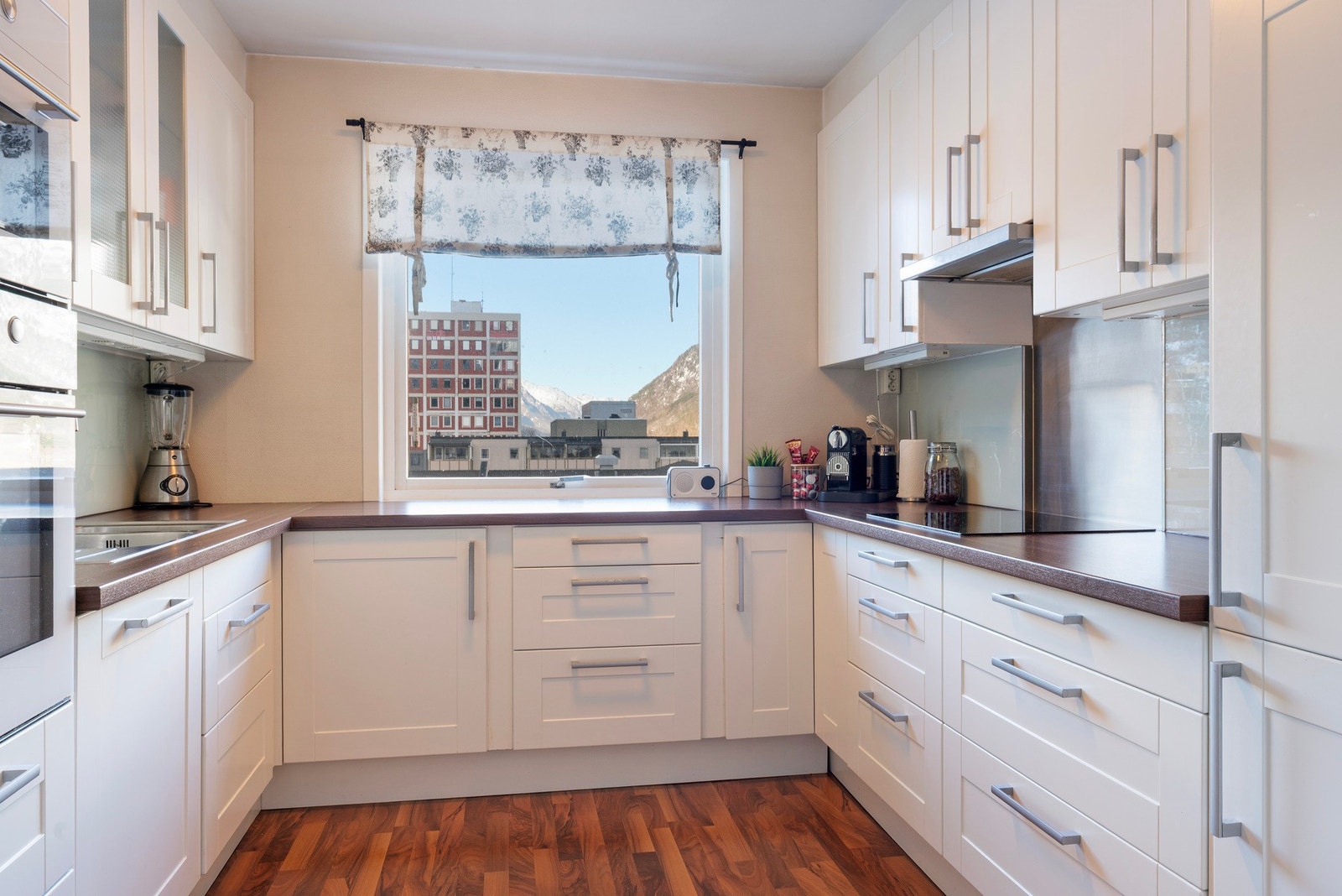 Plassbygd kjøkken - praktisk utforming og godt med skapplass Galleribilde