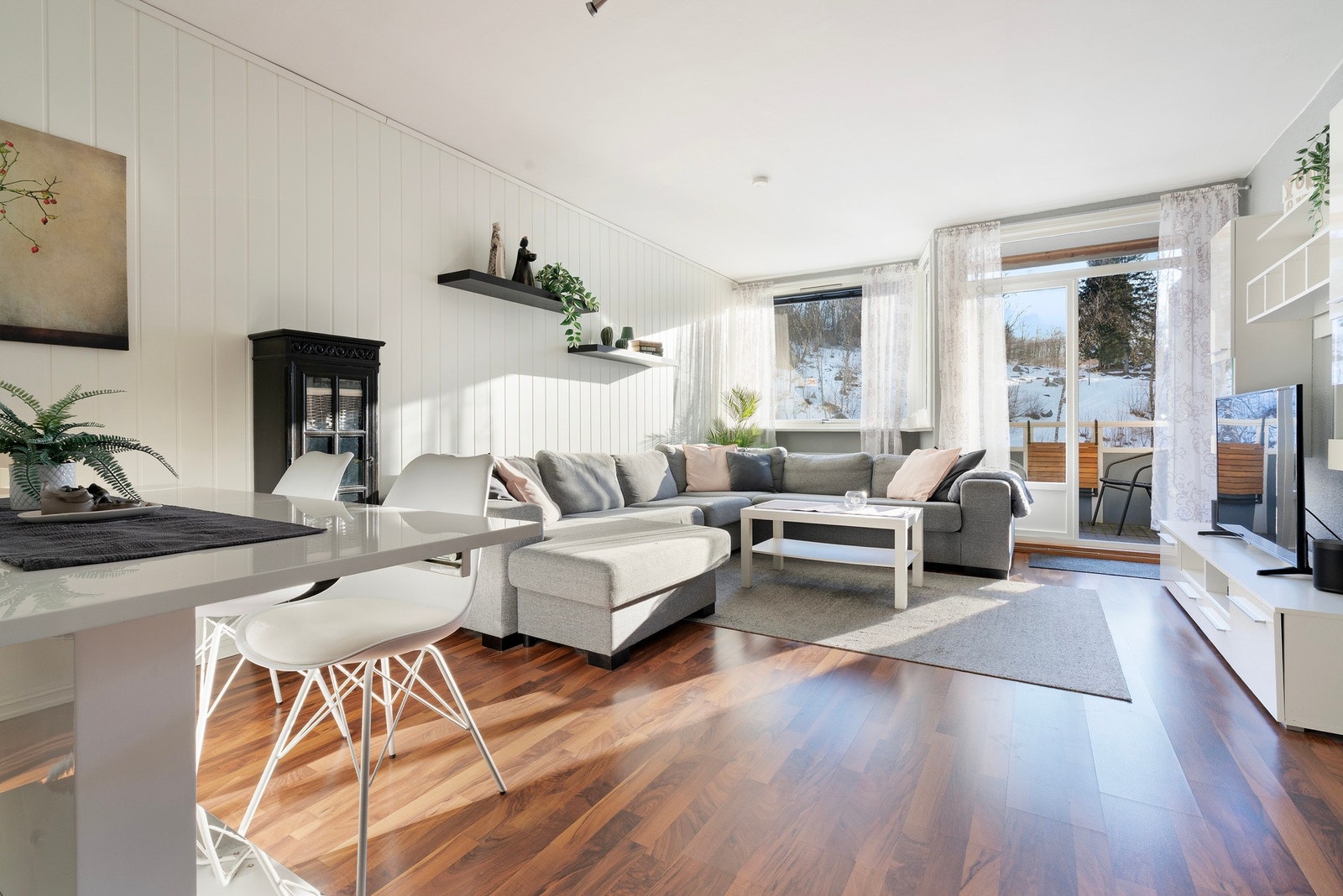 Trivelig oppholdsrom med god romfølelse og naturlig samlingspunkt Galleribilde