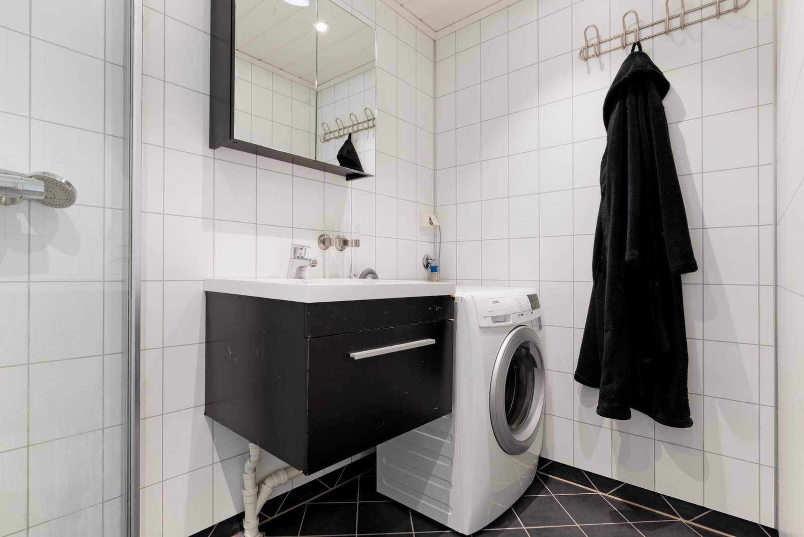 Bad med praktisk opplegg for vaskemaskin Galleribilde