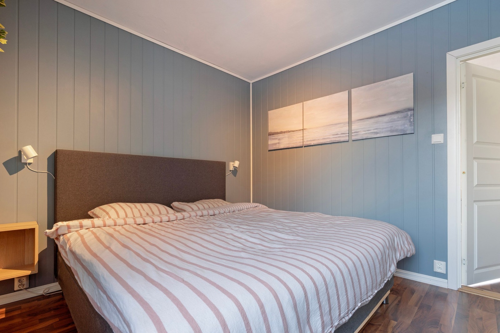 Soverom med god romfølelse og fleksible møbleringsmuligheter Galleribilde