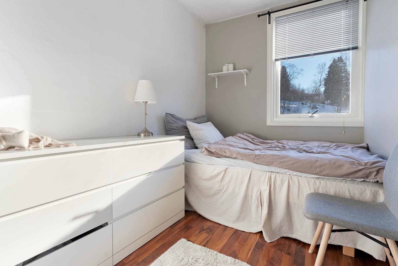 Ryddig og praktisk soverom - fint som barnerom eller kontor Galleribilde