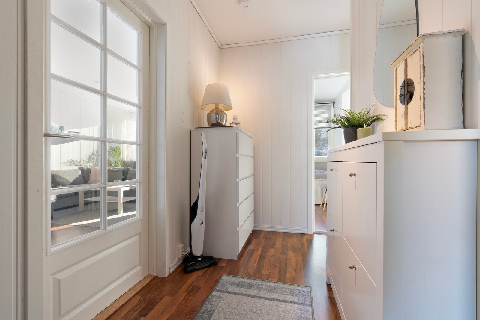 Velkommen inn - praktisk entré med slitesterkt laminatgulv Galleribilde