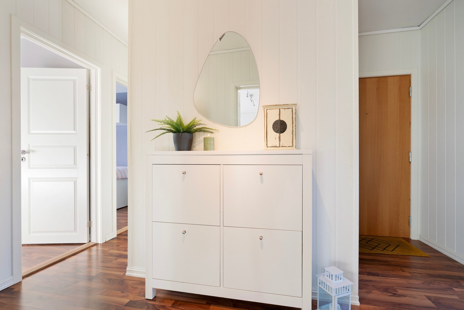 God entrésone med plass til sko og yttertøy Galleribilde