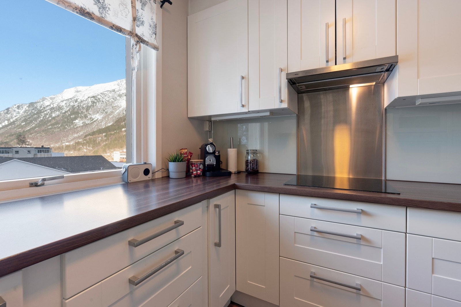 Kjøkken med profilerte fronter og god benkeplass Galleribilde