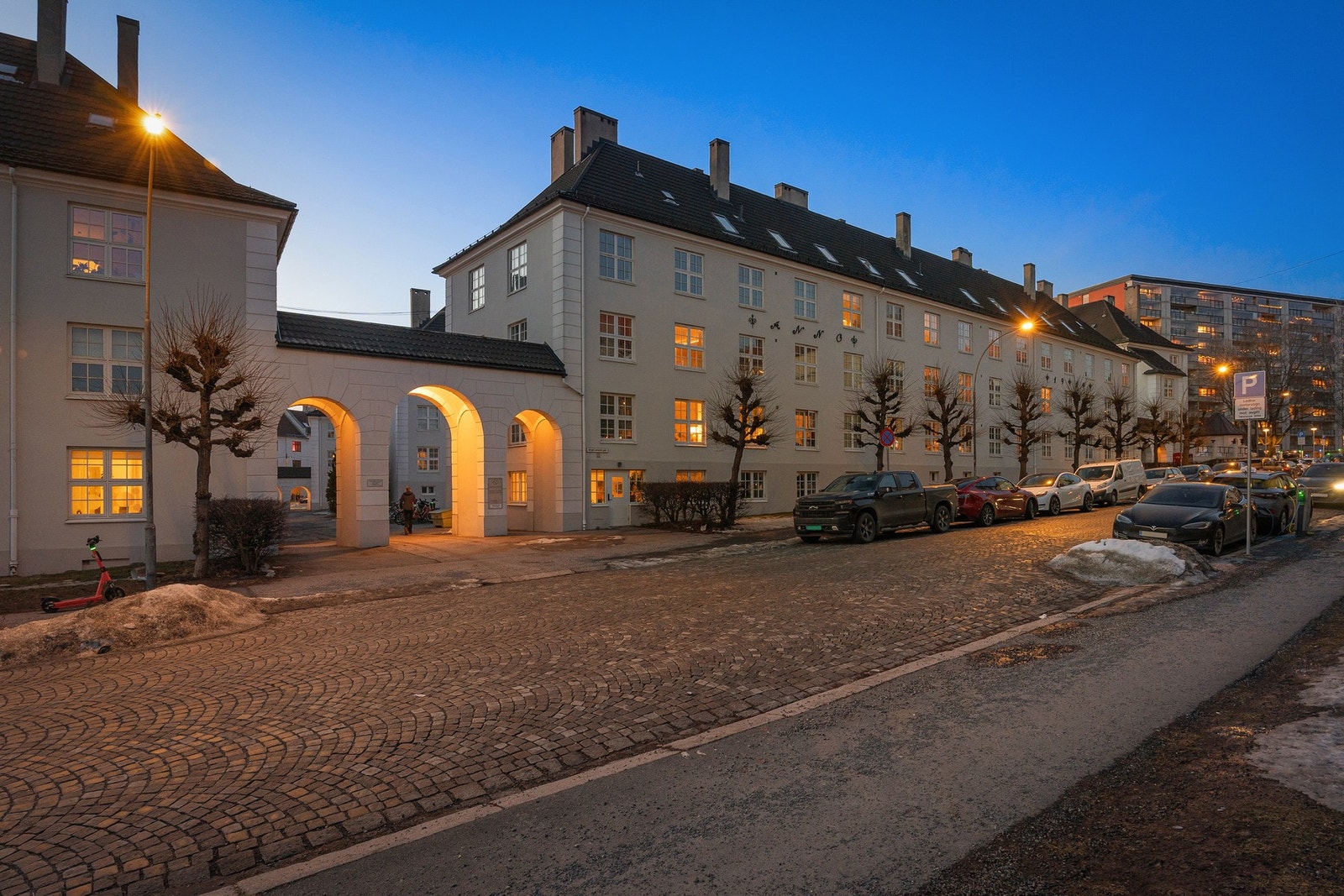 Leiligheten ligger i et rolig og tilbaketrukket område med Rosenhoff kolonihage som nærmeste nabo, samtidig som det er kort vei til populære rekreasjonsområder som Torshovdalen, Grünerløkka og Carl Berner med et bredt utvalg av servicetilbud. Galleribilde