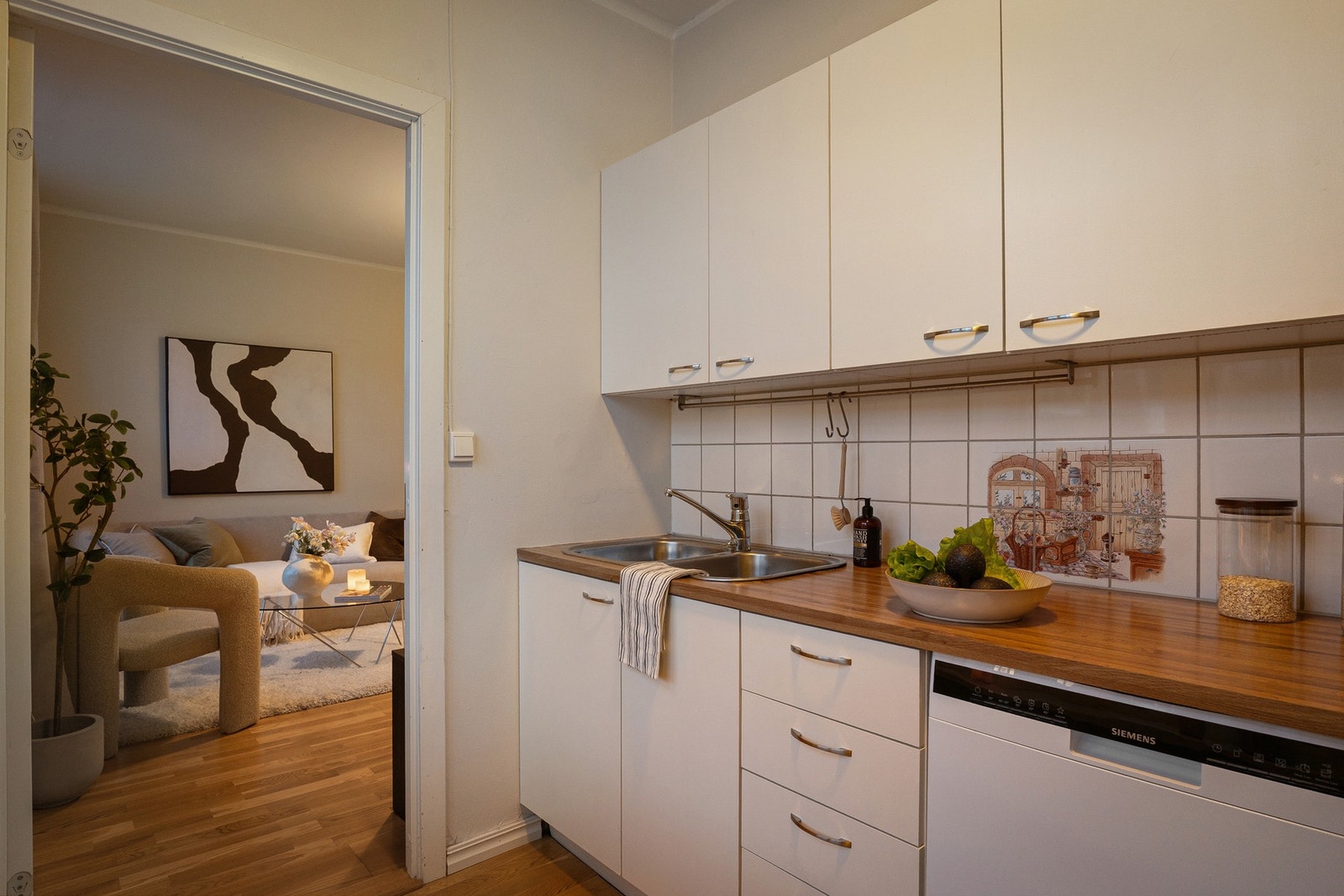 Kjøkken med malte, glatte fronter som gir et rent og tidløst uttrykk. Galleribilde