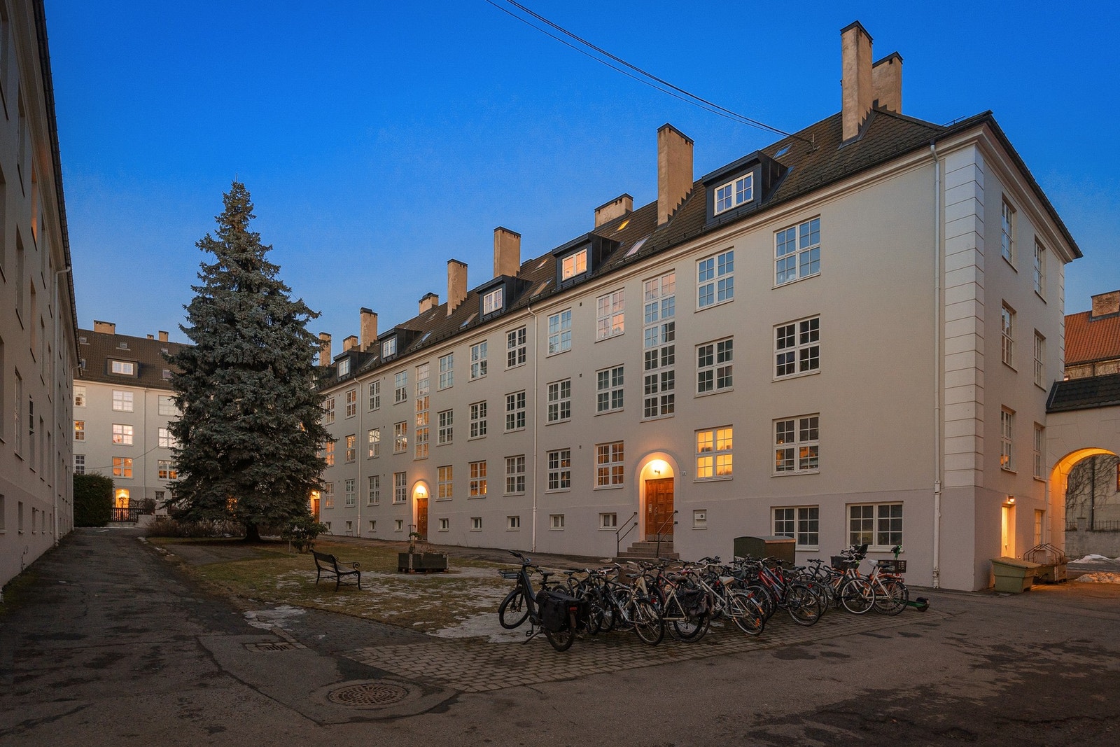 Beliggende i en klassisk bygård fra 1900-tallet. Det ærverdige bygget, tegnet av arkitektene Morgenstierne og Eide, skiller seg markant ut fra den sedvanlige etterkrigsarkitekturen i nærområdet. Galleribilde
