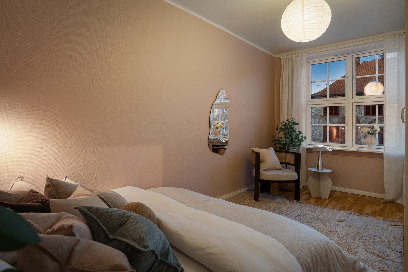 Store vindusflater med sprosseinndeling slipper inn rikelig med naturlig lys og bidrar til en lys og luftig romfølelse. Galleribilde