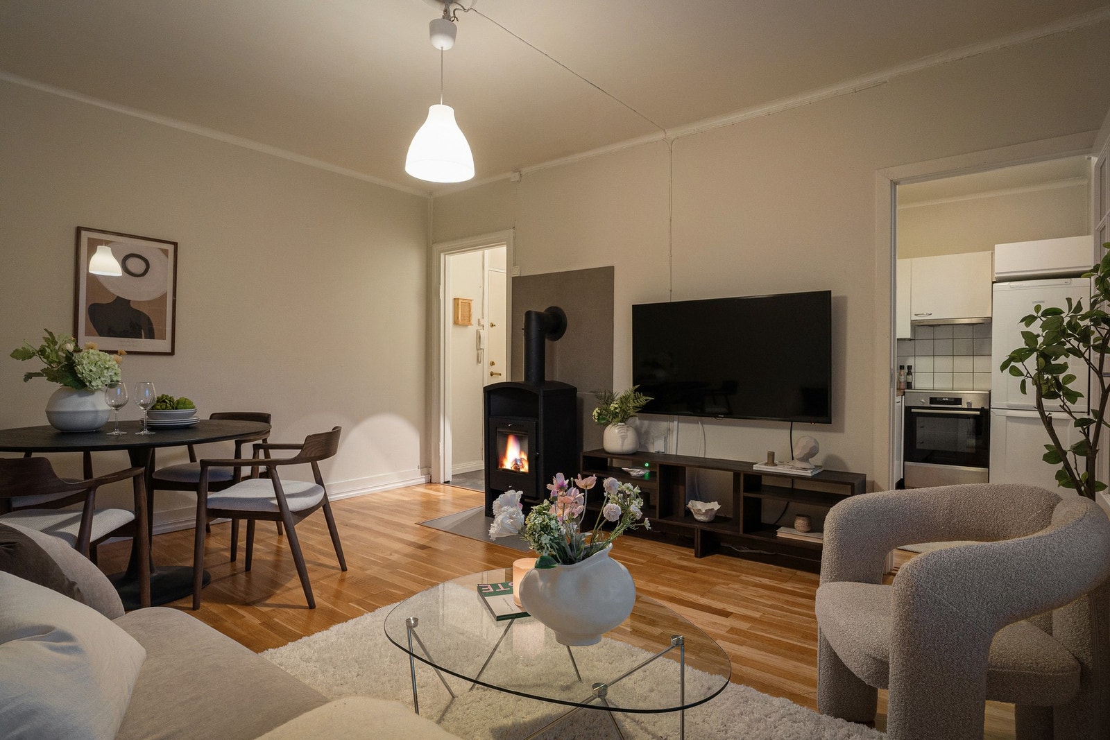 Lys og innbydende stue med god plass til både sofagruppe og spisebord. Galleribilde