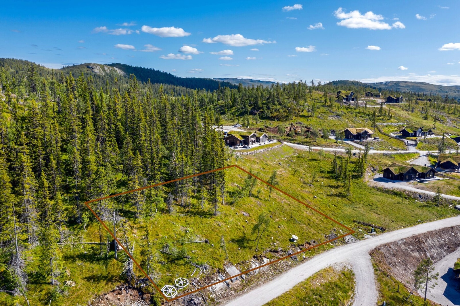 Tomten ligger på toppen av Tverrlie, et flott tur- og aktivitetsområde både sommer og vinter. Galleribilde