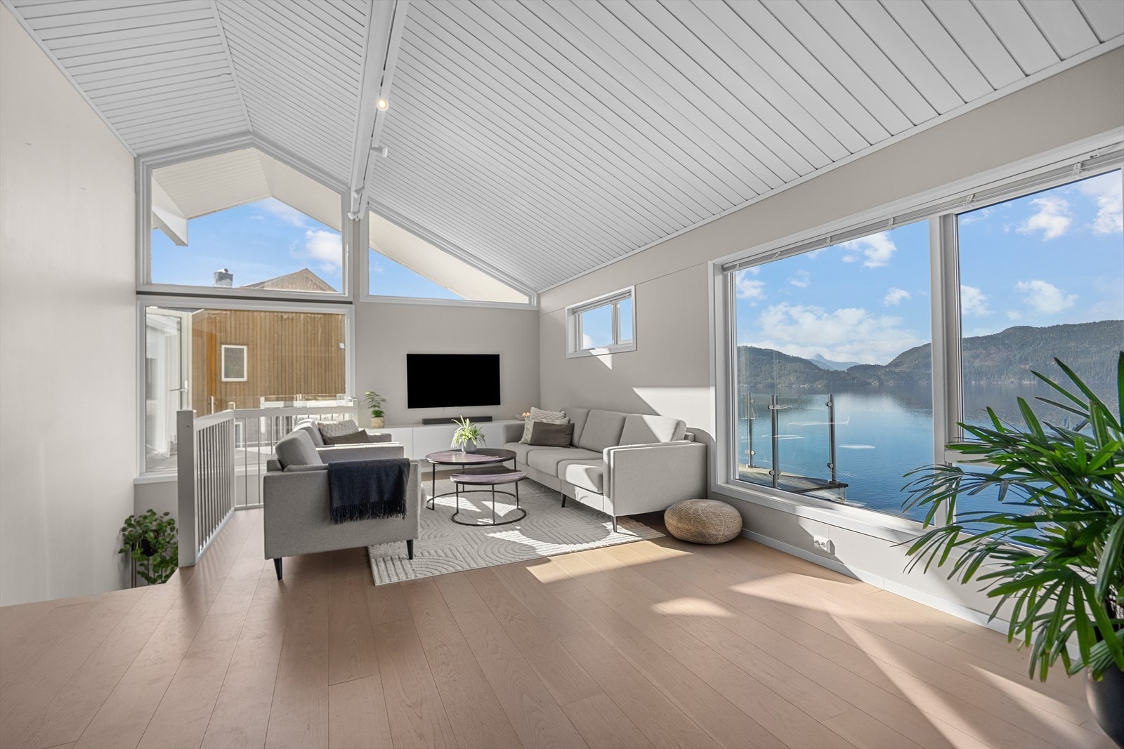 Lys, lekker stue med god takhøyde og store vinduer - Panoramautsikt Galleribilde