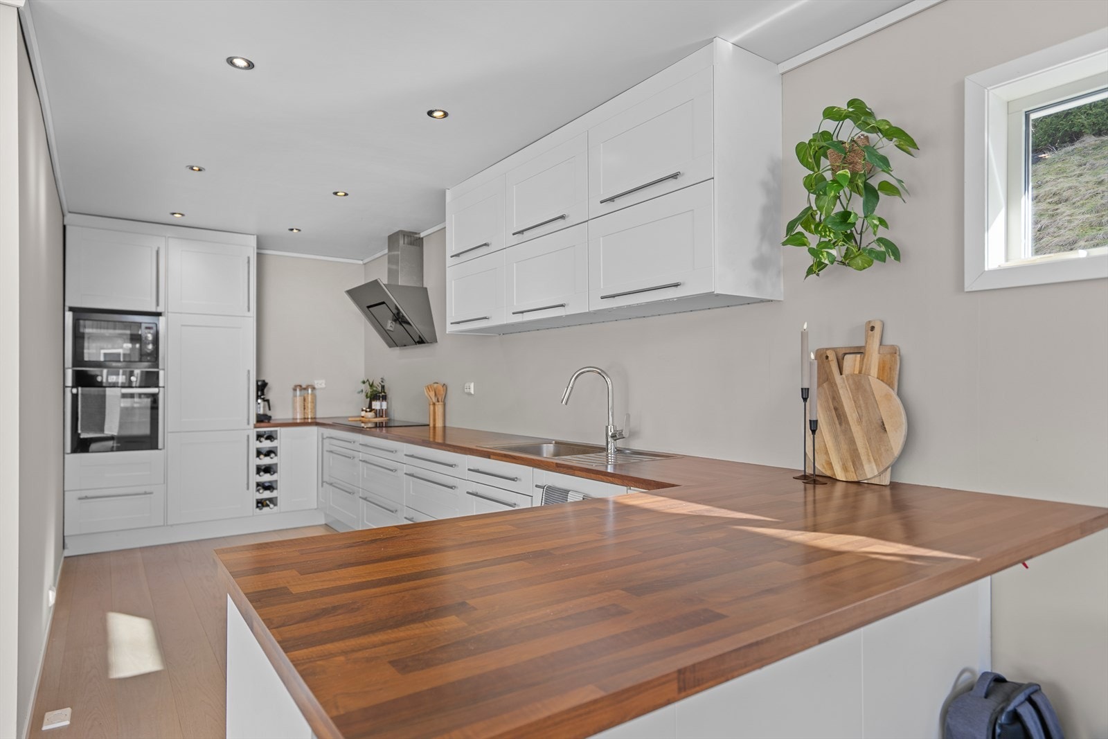 Stort kjøkken med åpen løsning mot stue og spiseplass. God skap- og benkeplass. Integrerte hvitevarer. Galleribilde