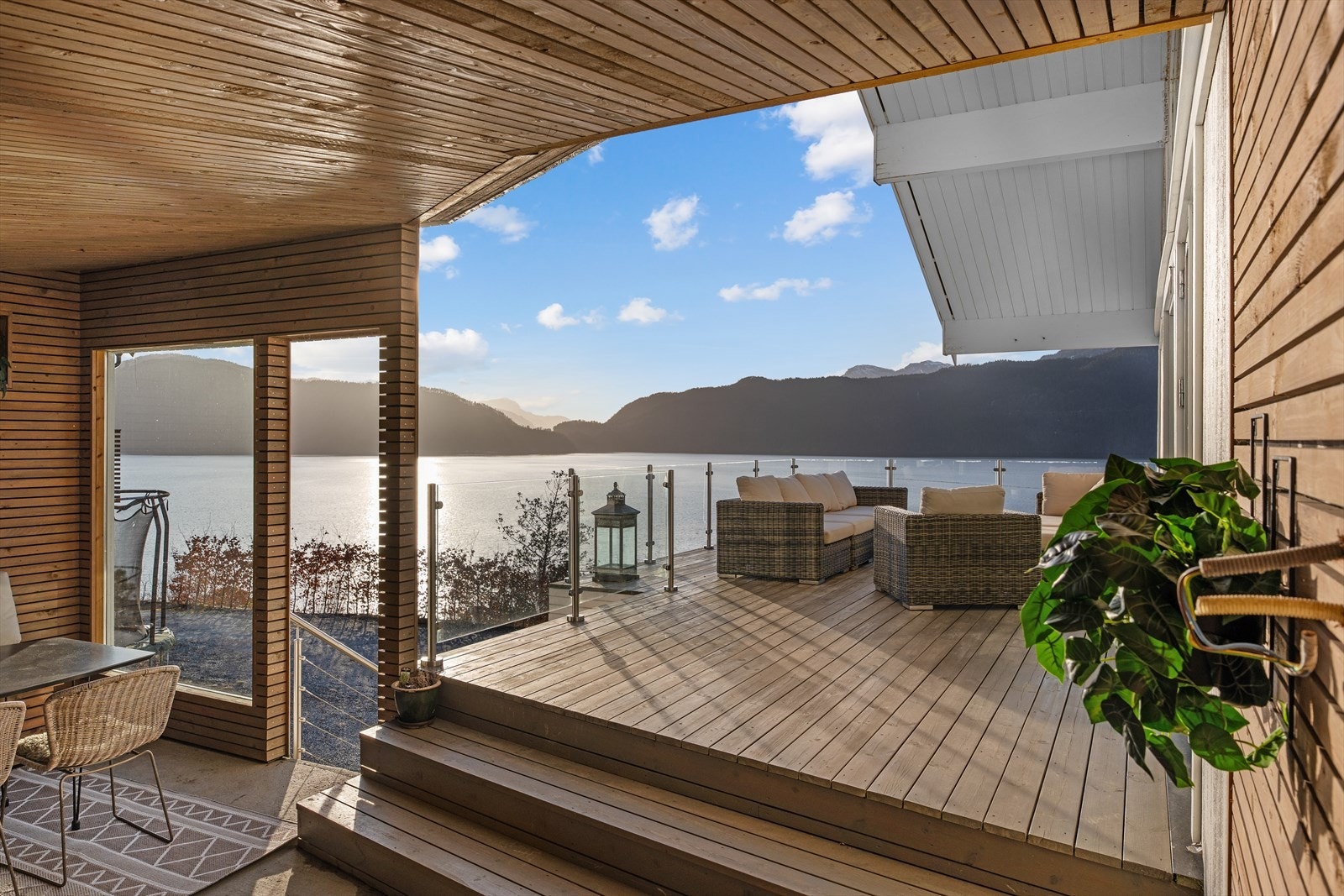 Nydelige uteplasser med fantastisk utsikt og gode solforhold Galleribilde