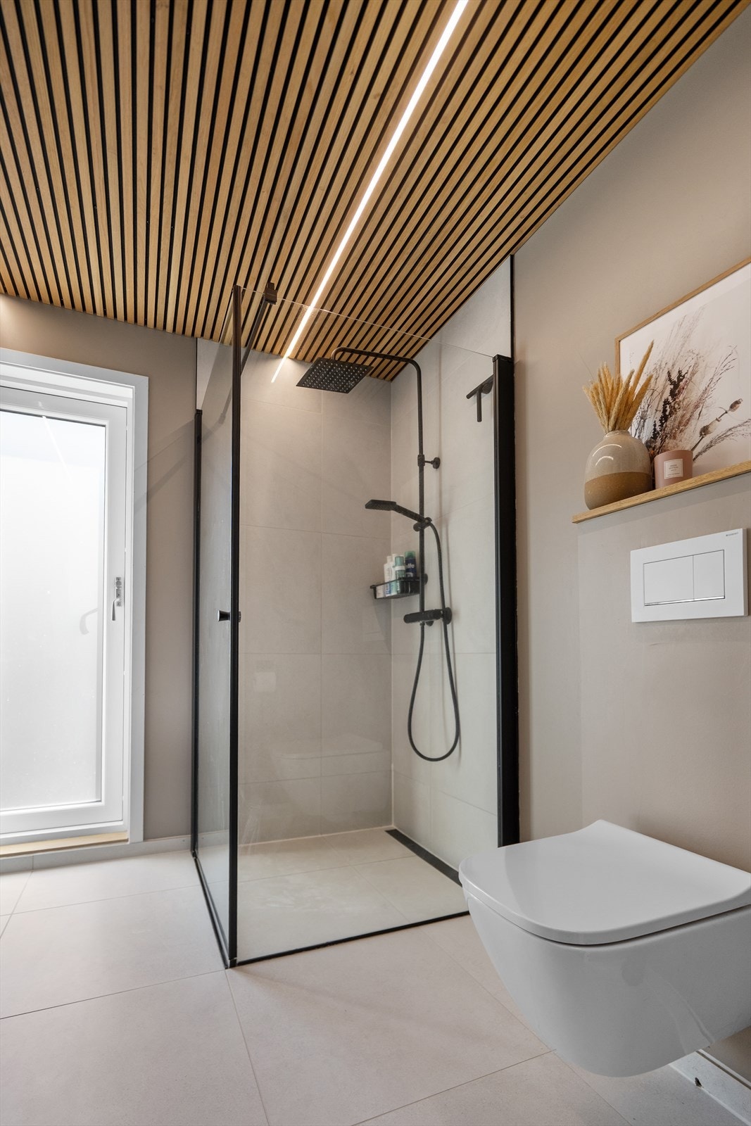 Det er lagt opp strøm til evt. dusjtoalett på badet Galleribilde