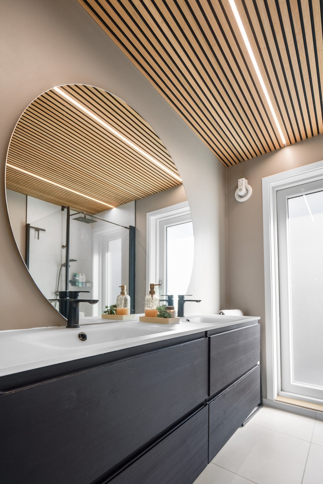 Lekkert bad i hovedetasjen. Vegghengt toalett, dobbel servant og dusj Galleribilde