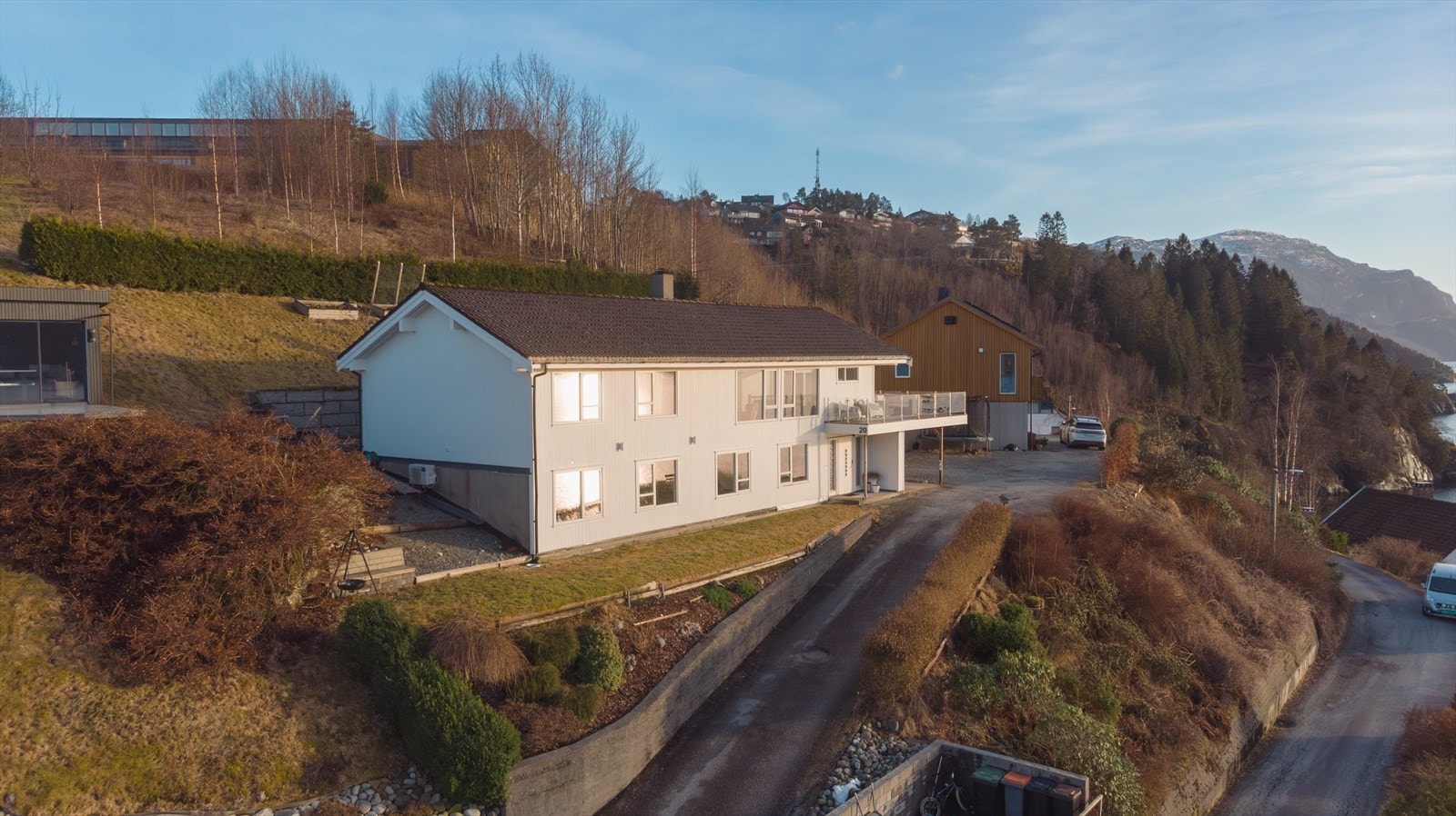 Eiendommen ligger nydelig til, med nærhet til skole, barnehage og idrettsområde Galleribilde
