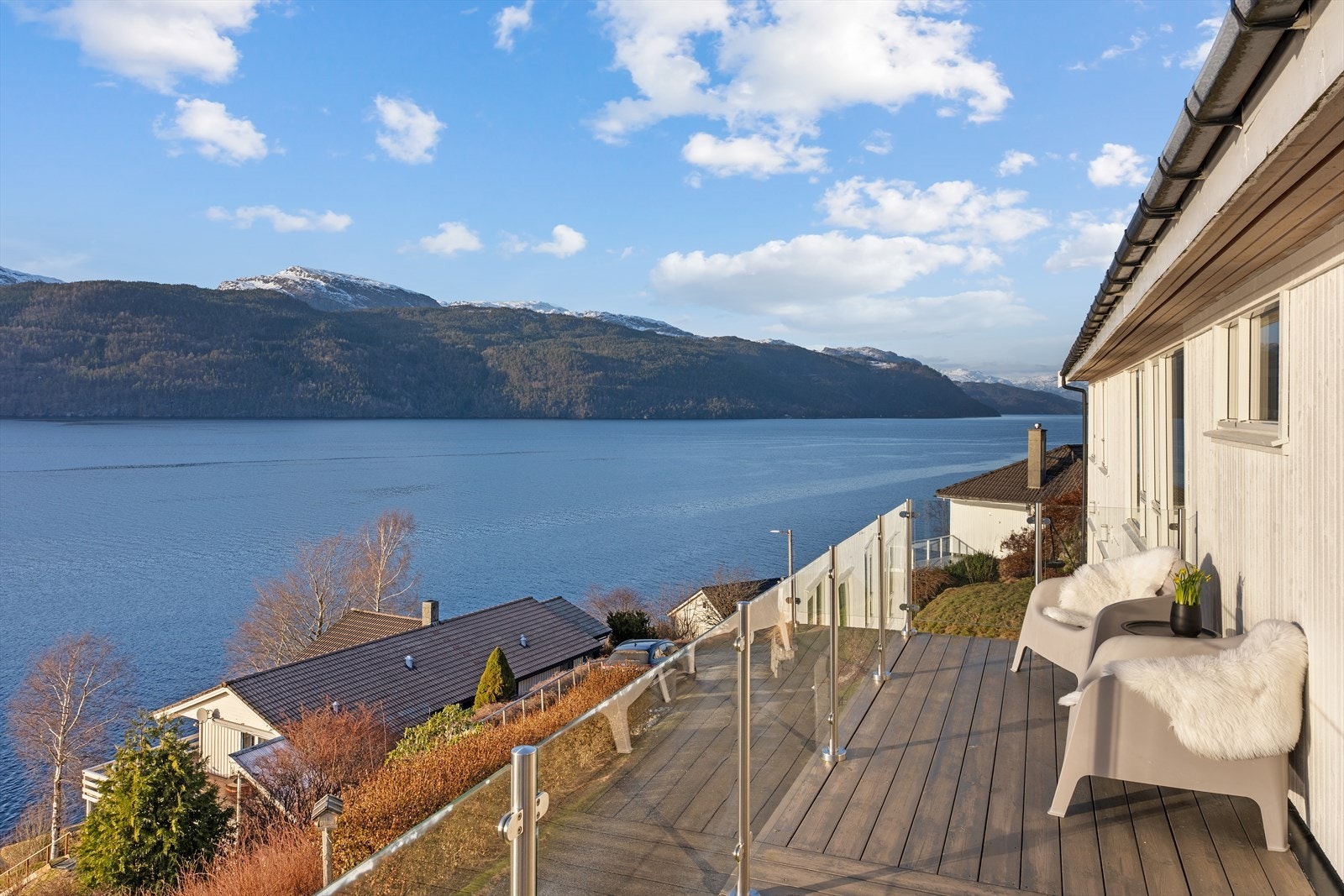 Panoramautsikt ut over fjord og fjell Galleribilde
