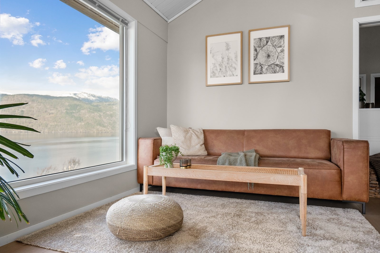 Boligen er malt i lyse, tidsriktige farger og har flotte enstavs gulv Galleribilde