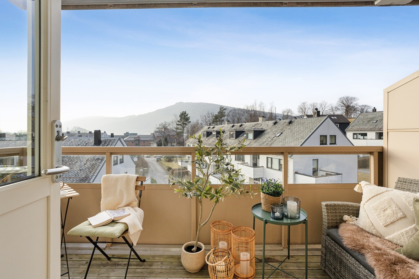 Fra stuen er det utgang til vestvendt og solrik balkong på 6,6 kvm med utsikt utover nærområdet og videre mot deler av Løvstakken. Galleribilde