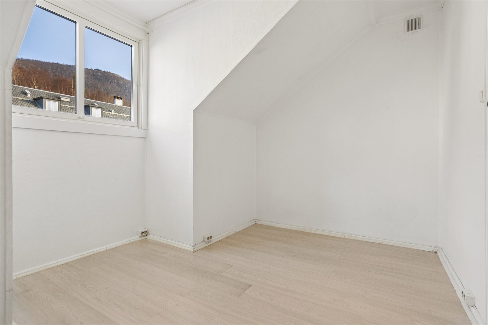 Loftsrom er i henhold til byggetegninger datert 23.05.1949 godtkjent til "beboelse". Loftsrommet er 8,6 kvm. Galleribilde