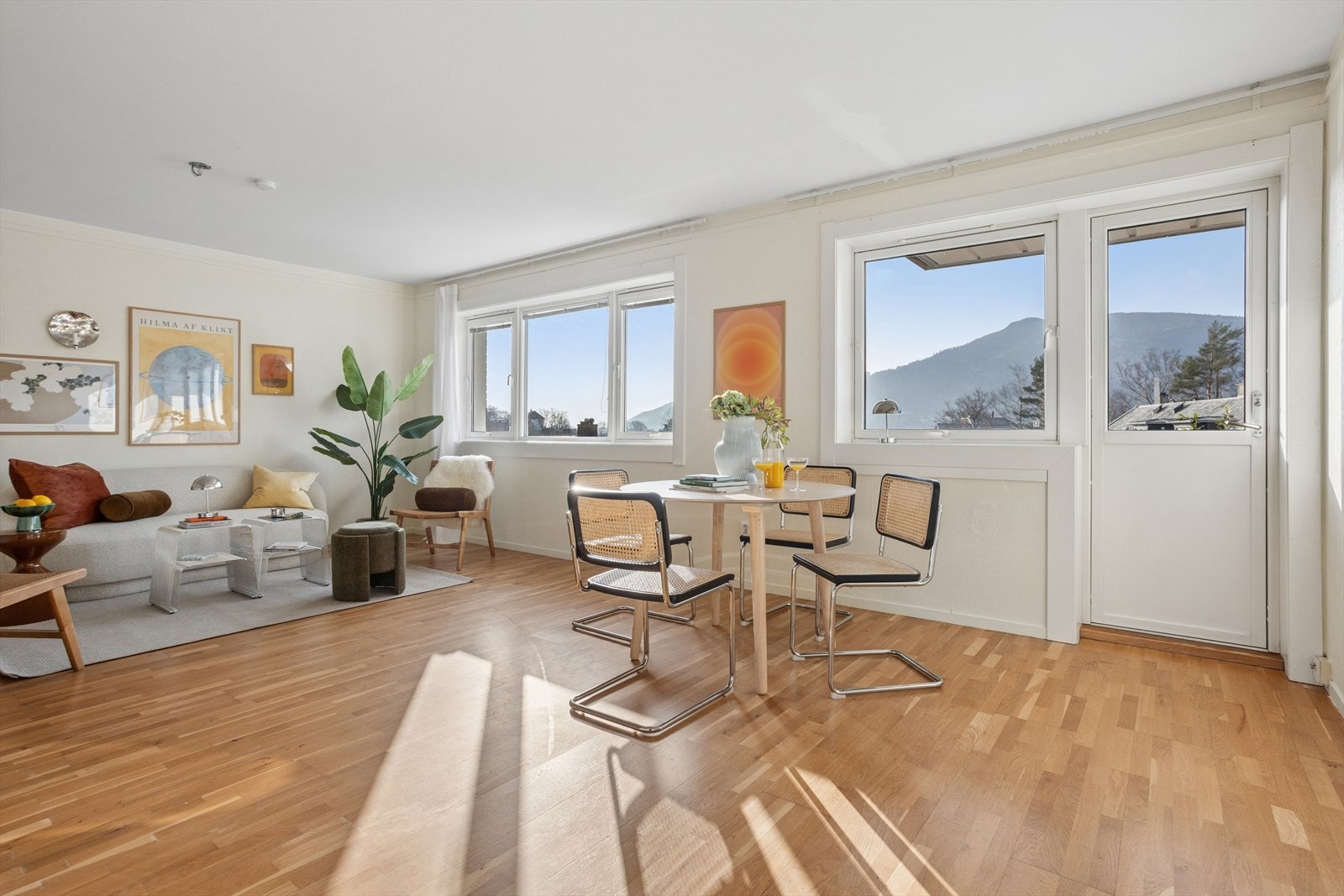 Velkommen til Nattlandsveien 63!
Denne leiligheten ligger sentralt og attraktivt til i et etablert boligområde på Landås, like ved Landåstorget.
Boliglaget er veldrevet og har gjort diverse oppgraderinger de siste årene. Galleribilde