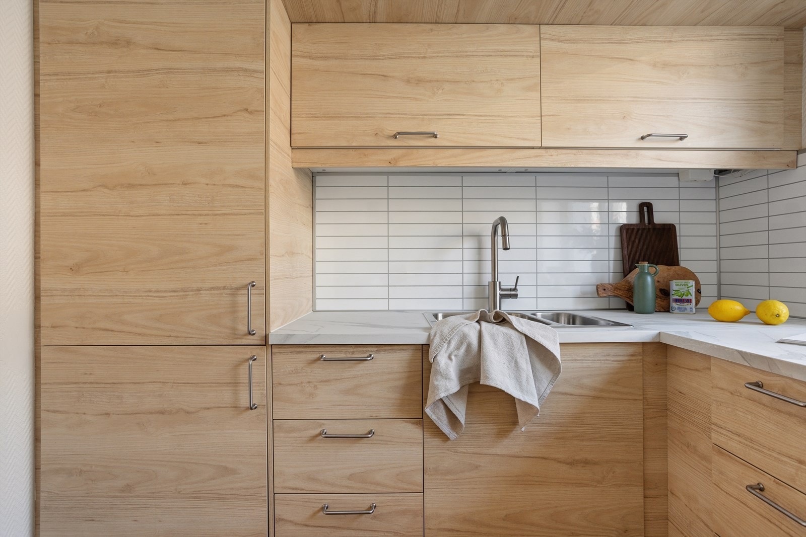 Integrerte hvitevarer: Stekeovn, Platetopp med induksjon, Oppvaskmaskin og Kjøleskap/ frys.
Det er montert komfyrvakt og Aquastopp på kjøkkenet. Galleribilde