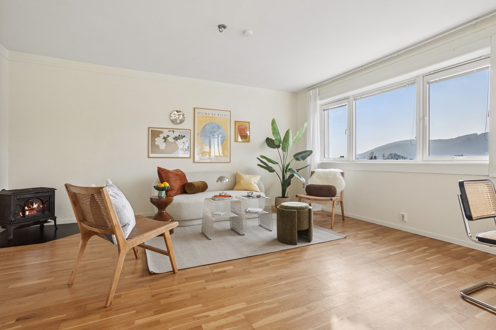 Rommet er hele 28,6 kvm, har flere vestvendte vinduer som gir et herlig lysinnslipp og skaper en lys og luftig atmosfære. Galleribilde