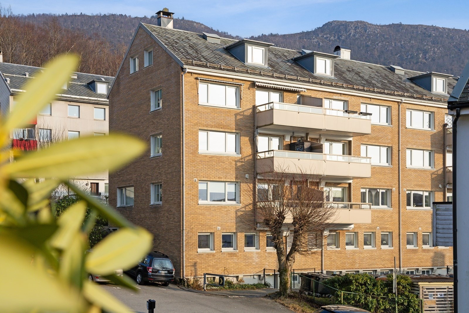 Landåsleitet Boligselskap III består av til sammen 77 leiligheter i lavblokker. Galleribilde