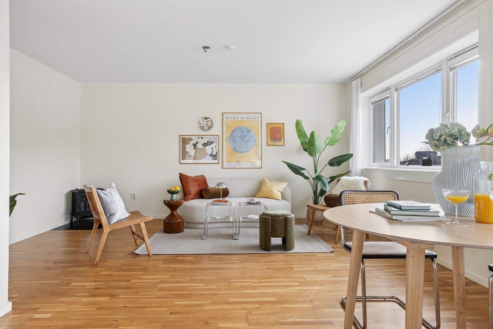 Stuen er romslig og gir deg muligheten til å møblere i ulike soner. Det er god plass til spise- og sofagruppe, perfekt for både hverdagsliv og sosiale sammenkomster. Galleribilde