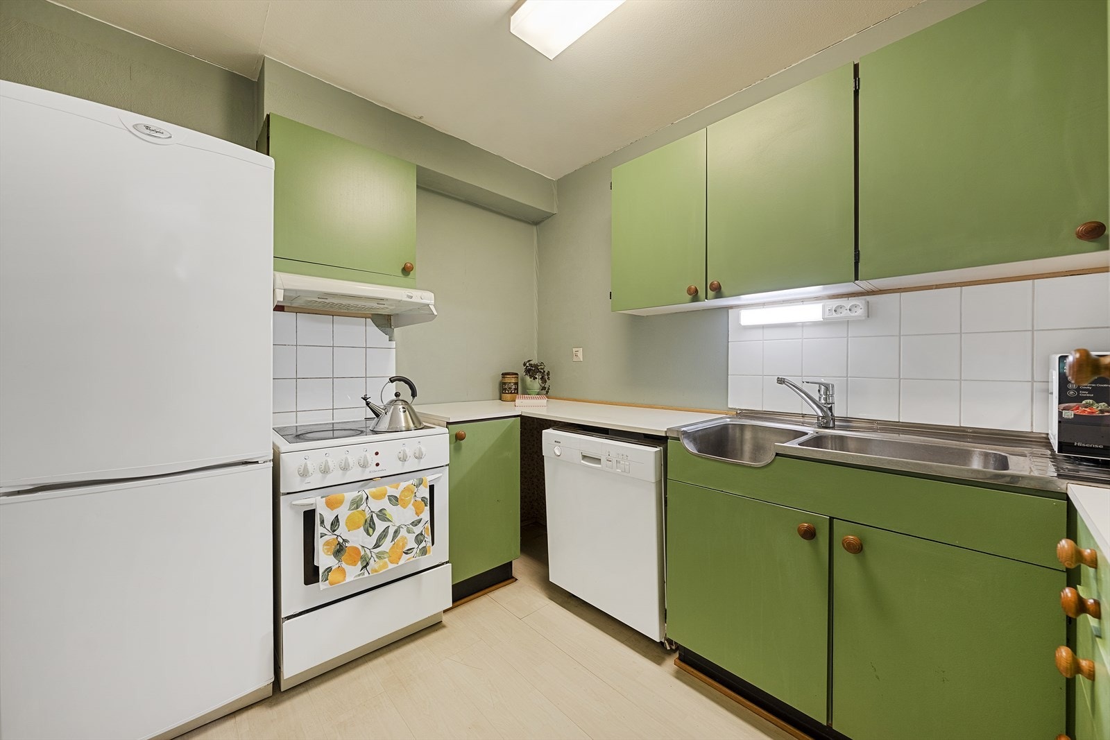 Kjøkken. Kjøl/frys, komfyr og oppvaskmaskin kan medfølge i handelen. Galleribilde