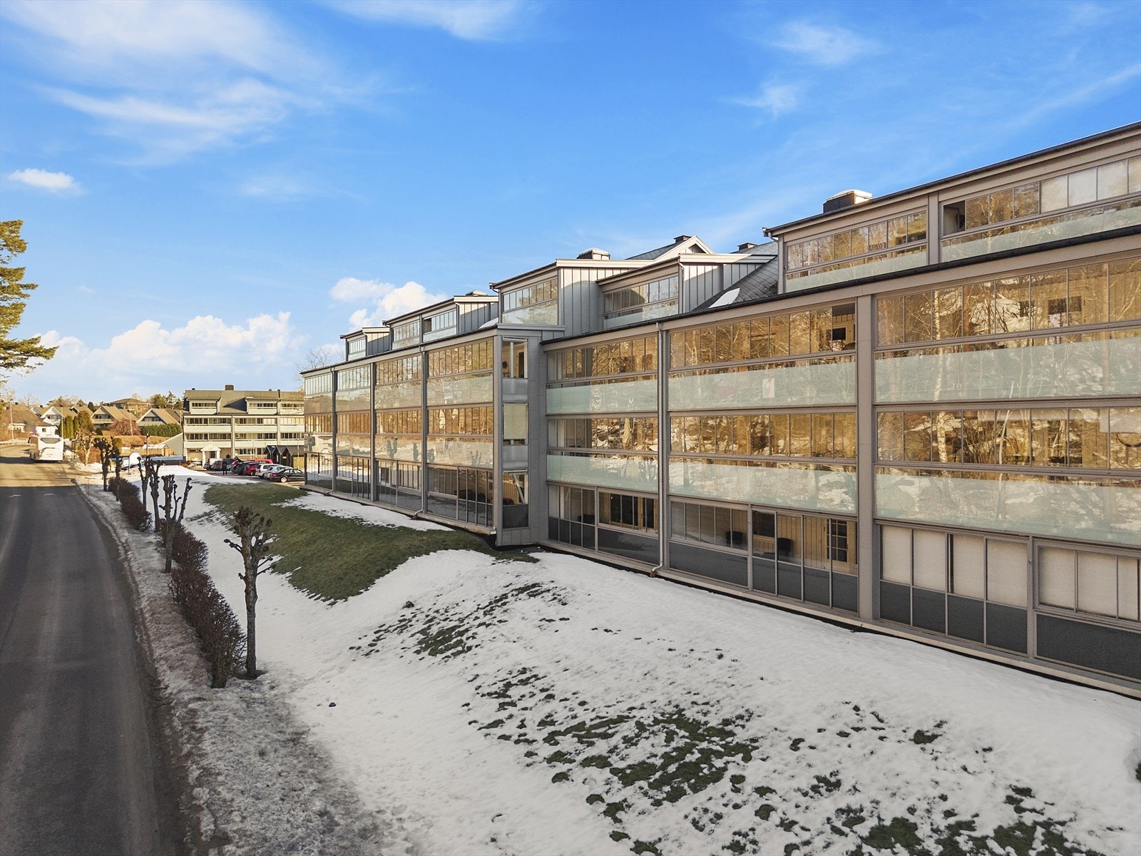 Leiligheten ligger i 1. etasje og har skyvedører på innglasset balkong slik at man kan gå ut på plenen foran leiligheten Galleribilde