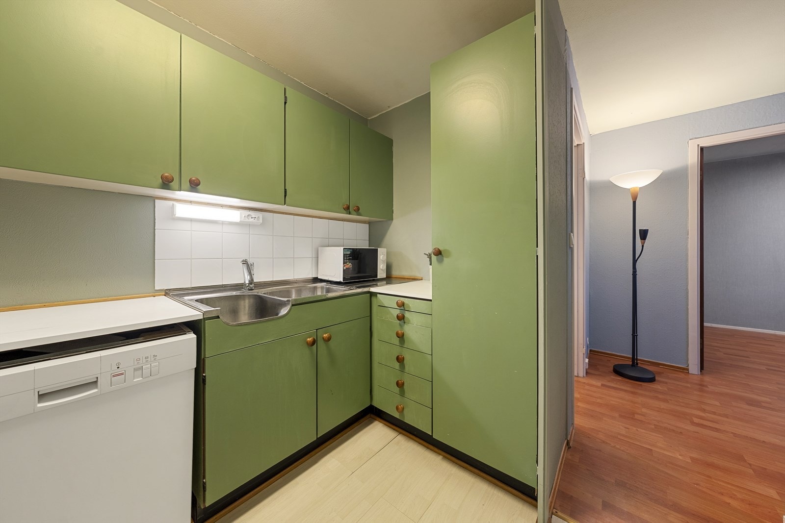 Kjøkkenet ligger vegg i vegg med stuen - og om ønskelig kan man lage åpen kjøkkenløsning Galleribilde